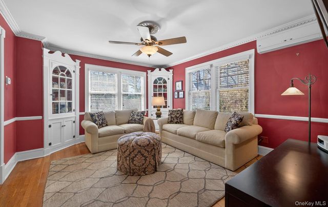 7 Grace Court N, Great Neck, NY 11021