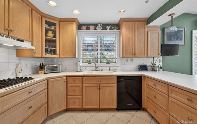 7 Grace Court N, Great Neck, NY 11021