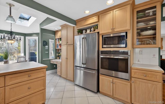 7 Grace Court N, Great Neck, NY 11021