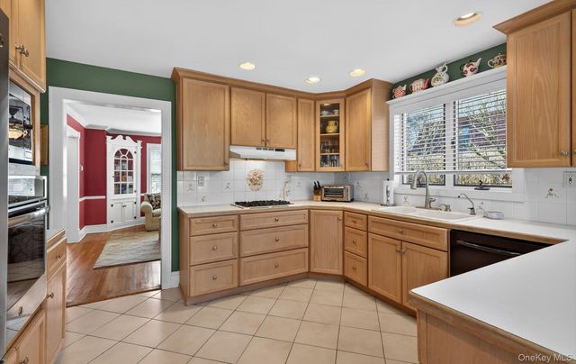 7 Grace Court N, Great Neck, NY 11021