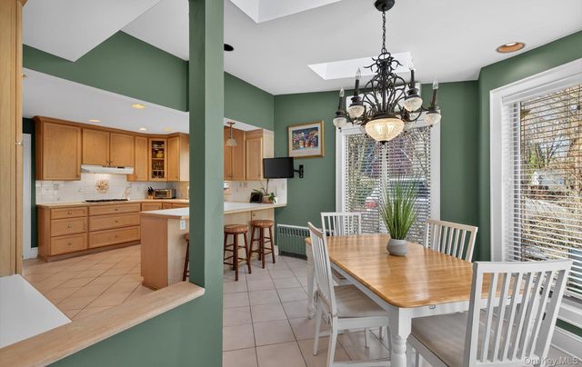 7 Grace Court N, Great Neck, NY 11021