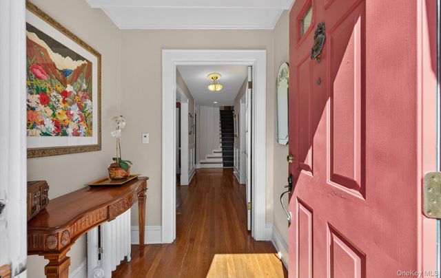7 Grace Court N, Great Neck, NY 11021