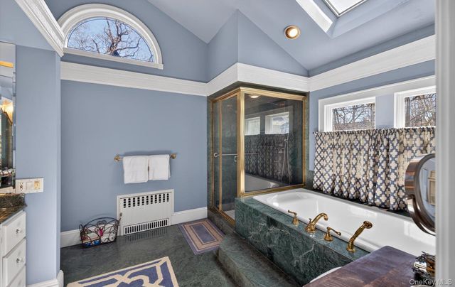 7 Grace Court N, Great Neck, NY 11021