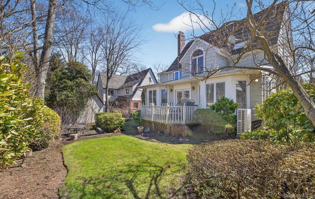 7 Grace Court N, Great Neck, NY 11021