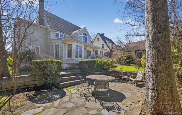 7 Grace Court N, Great Neck, NY 11021
