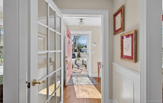 7 Grace Court N, Great Neck, NY 11021