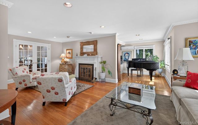 7 Grace Court N, Great Neck, NY 11021