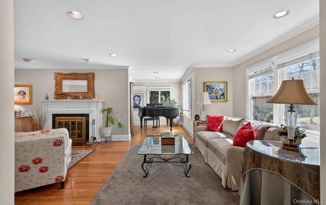 7 Grace Court N, Great Neck, NY 11021