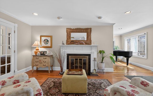 7 Grace Court N, Great Neck, NY 11021