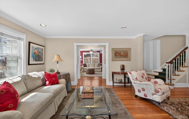 7 Grace Court N, Great Neck, NY 11021