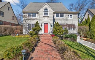 7 Grace Court N, Great Neck, NY 11021