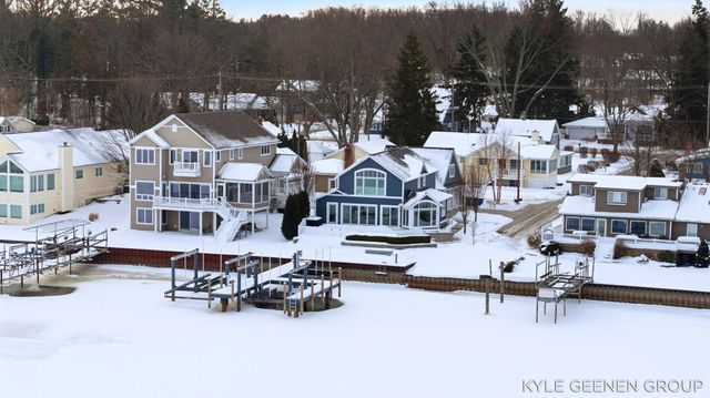 555 Locust Avenue, Holland, MI 49423