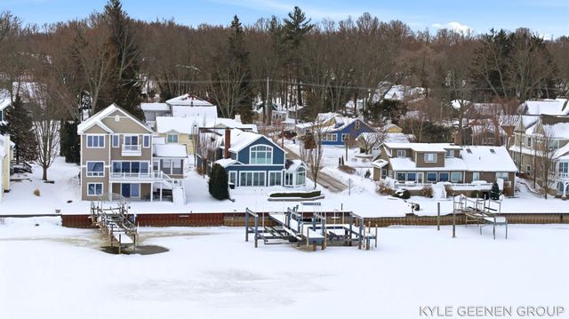 555 Locust Avenue, Holland, MI 49423