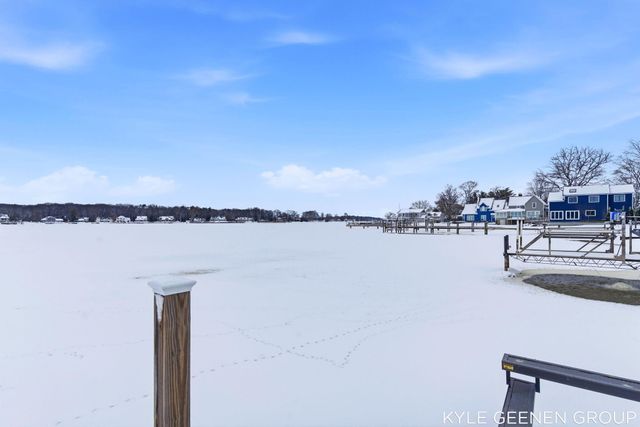 555 Locust Avenue, Holland, MI 49423