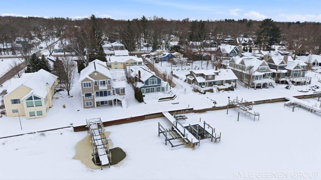 555 Locust Avenue, Holland, MI 49423