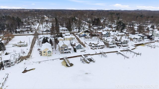 555 Locust Avenue, Holland, MI 49423