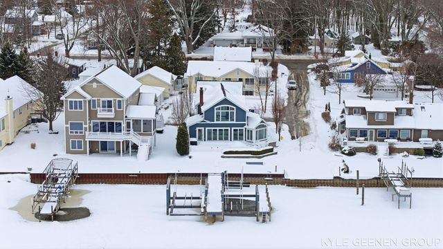 555 Locust Avenue, Holland, MI 49423