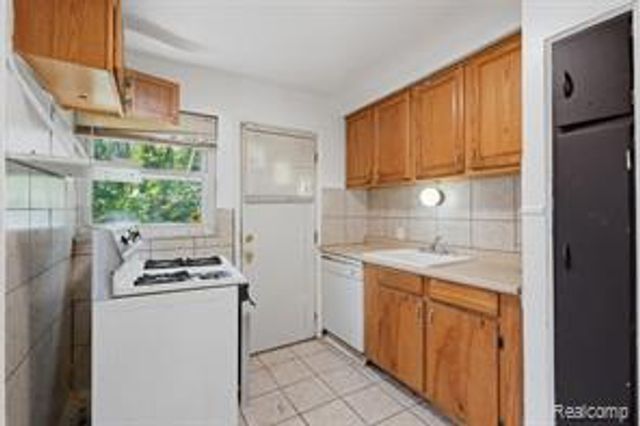 7335 Curtis Street, Detroit, MI 48221
