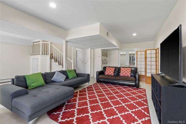 21 Tulip Tree Lane, Mamaroneck, NY 10543