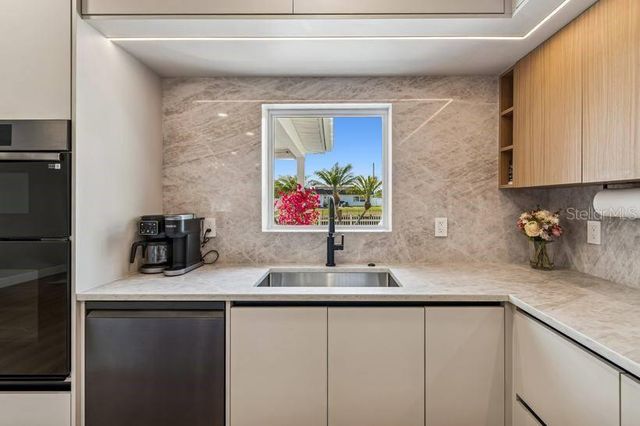 8722 HICKORYWOOD LANE, Tampa, FL 33615