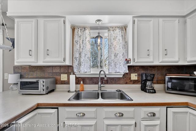 1011 Old Erin Way, Lansing, MI 48917