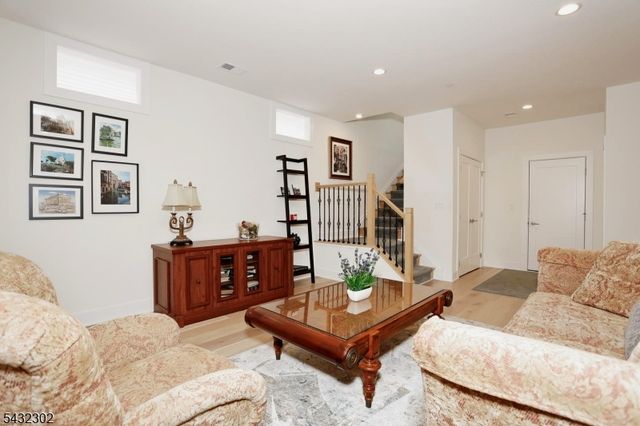 32 Melody Ln, Upper Saddle River Boro, NJ 07458