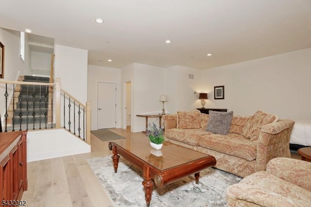 32 Melody Ln, Upper Saddle River Boro, NJ 07458