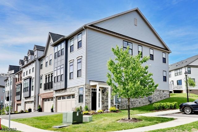 32 Melody Ln, Upper Saddle River Boro, NJ 07458
