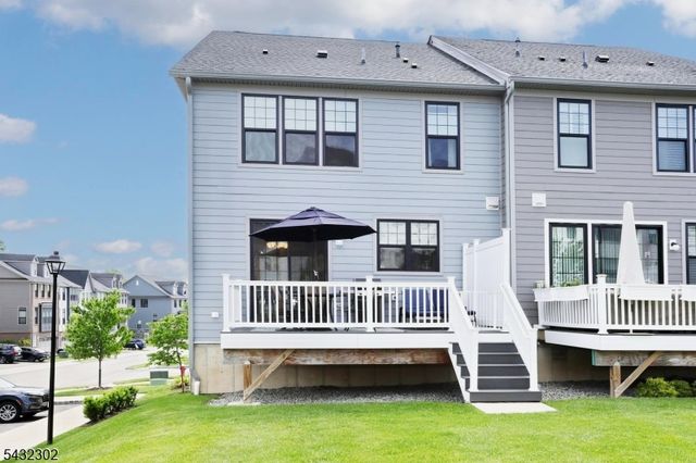 32 Melody Ln, Upper Saddle River Boro, NJ 07458