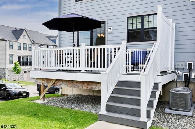 32 Melody Ln, Upper Saddle River Boro, NJ 07458