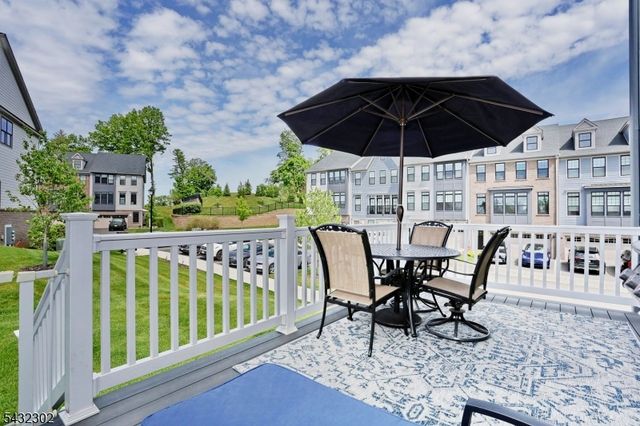32 Melody Ln, Upper Saddle River Boro, NJ 07458