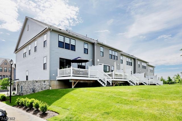 32 Melody Ln, Upper Saddle River Boro, NJ 07458