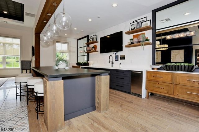 32 Melody Ln, Upper Saddle River Boro, NJ 07458