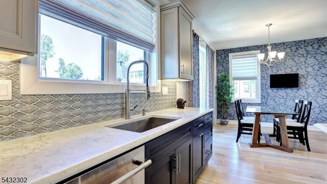 32 Melody Ln, Upper Saddle River Boro, NJ 07458