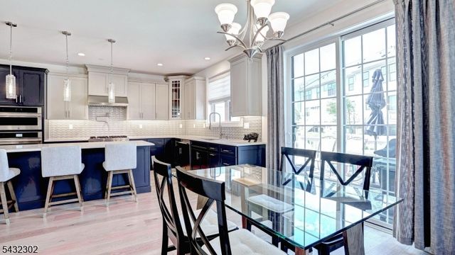 32 Melody Ln, Upper Saddle River Boro, NJ 07458