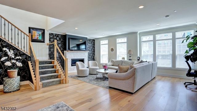 32 Melody Ln, Upper Saddle River Boro, NJ 07458
