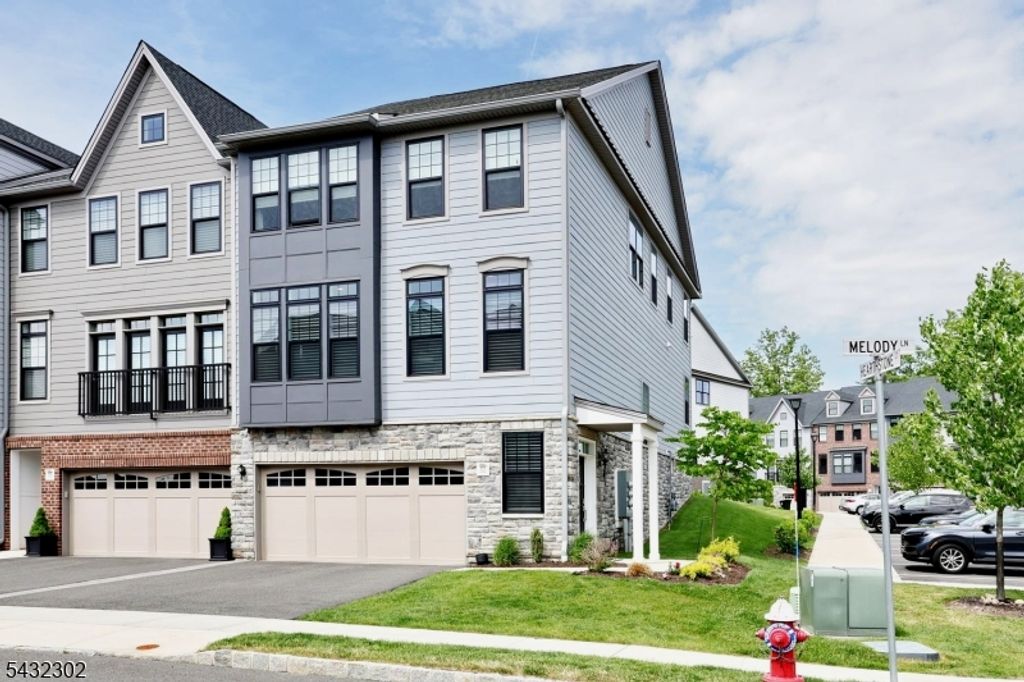 32 Melody Ln, Upper Saddle River Boro, NJ 07458