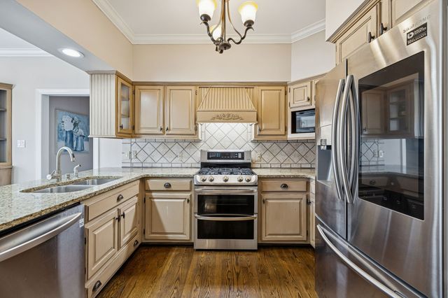 1045 Claremont Dr, Columbia, TN 38401