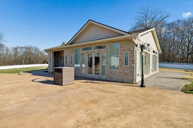 1045 Claremont Dr, Columbia, TN 38401