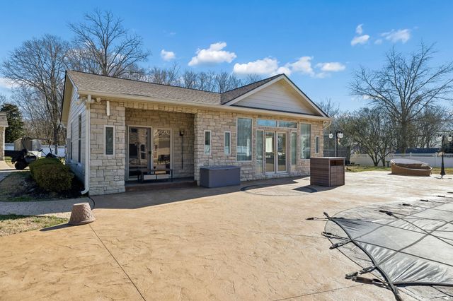 1045 Claremont Dr, Columbia, TN 38401