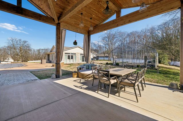 1045 Claremont Dr, Columbia, TN 38401