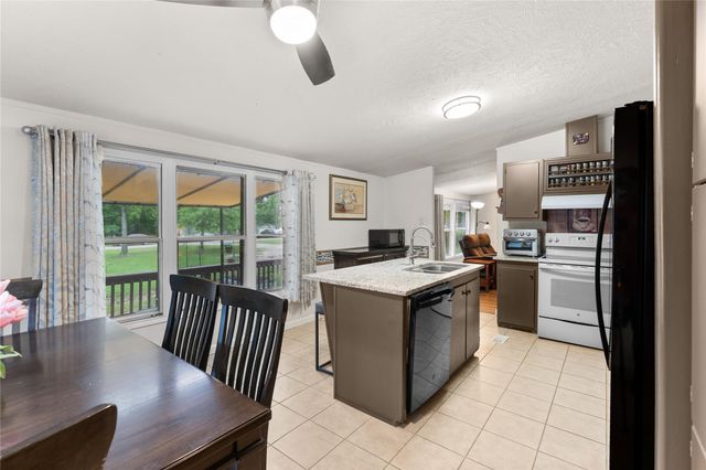 4521 Grand Oaks Drive, Willis, TX 77378