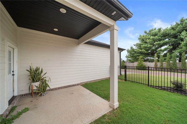 4028 W Sommerset Street, Rogers, AR 72758