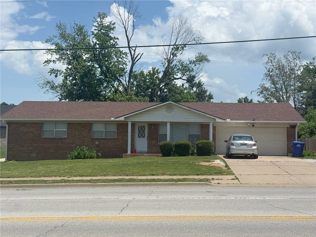 1623 S Dixieland Road, Rogers, AR 72758