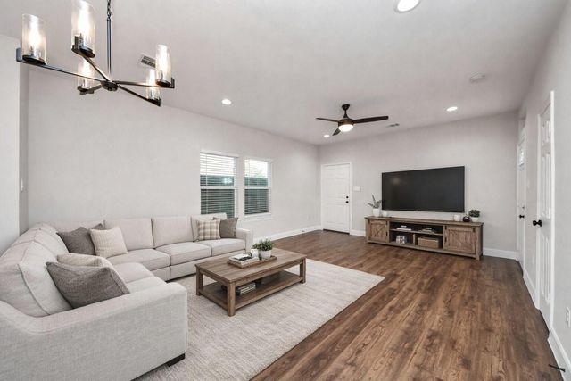 6910 J W Peavy Drive, Houston, TX 77011