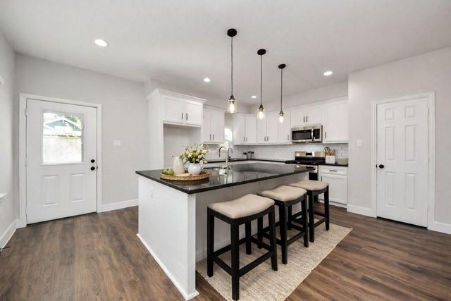 6910 J W Peavy Drive, Houston, TX 77011