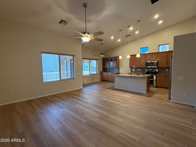 8498 W QUAIL TRACK Drive, Peoria, AZ 85383