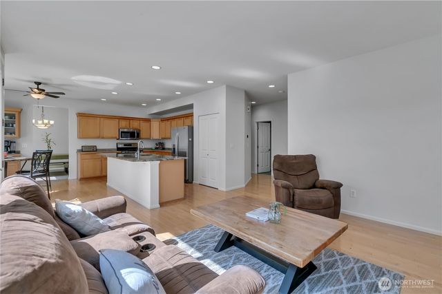 5702 Hazel Loop SE, Auburn, WA 98092