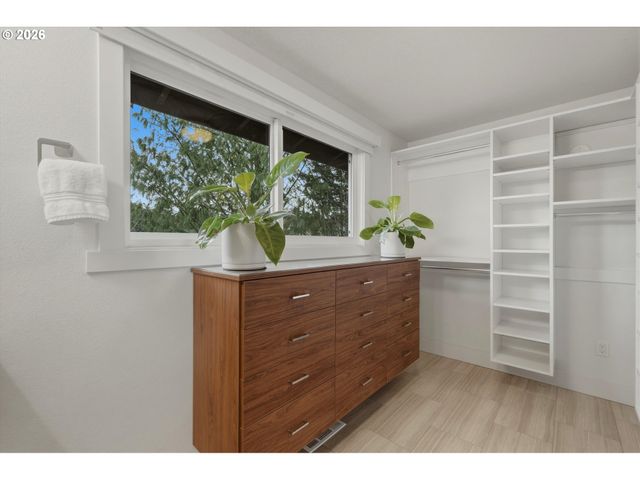 10050 Nw BRADY Ln, Portland, OR 97229