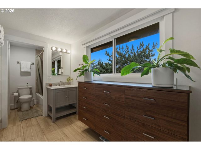 10050 Nw BRADY Ln, Portland, OR 97229